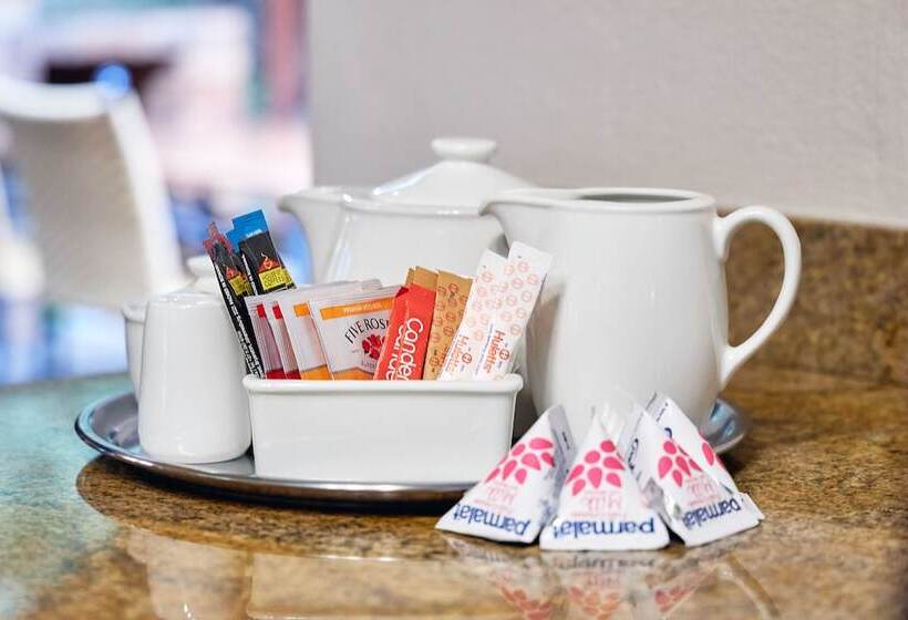 בקתת חדר, First Group Magalies Park