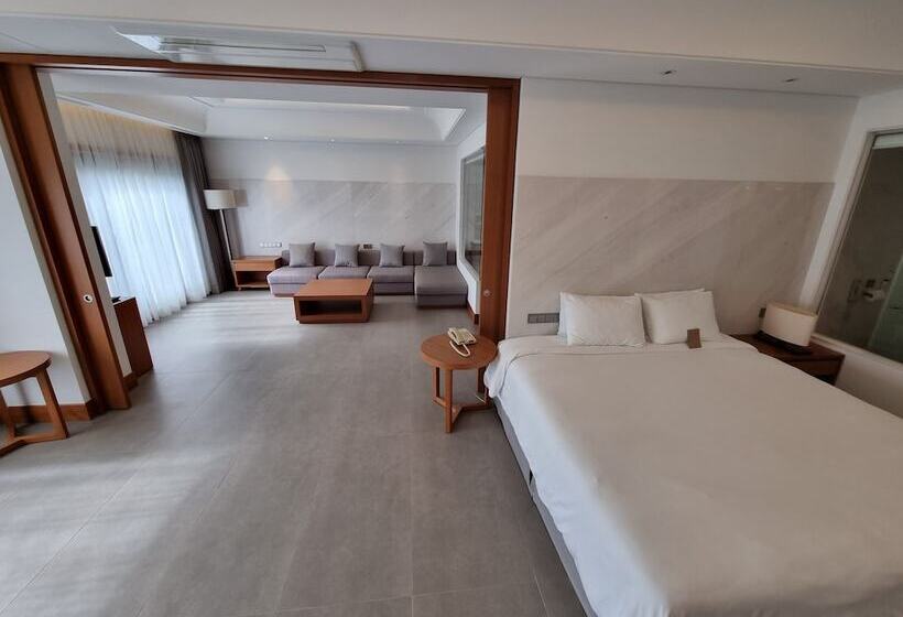 סוויטה, Pinegrove