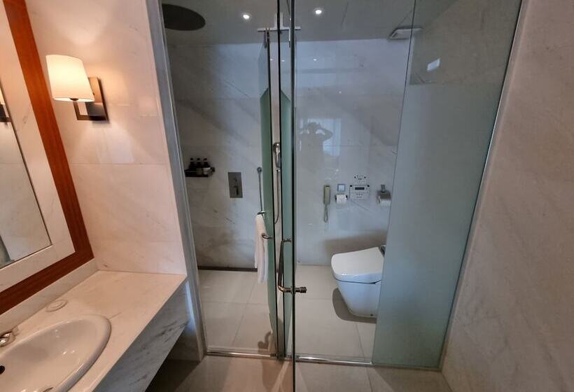 סוויטה משפחתית, Pinegrove