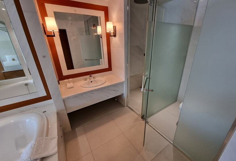 סוויטה משפחתית, Pinegrove