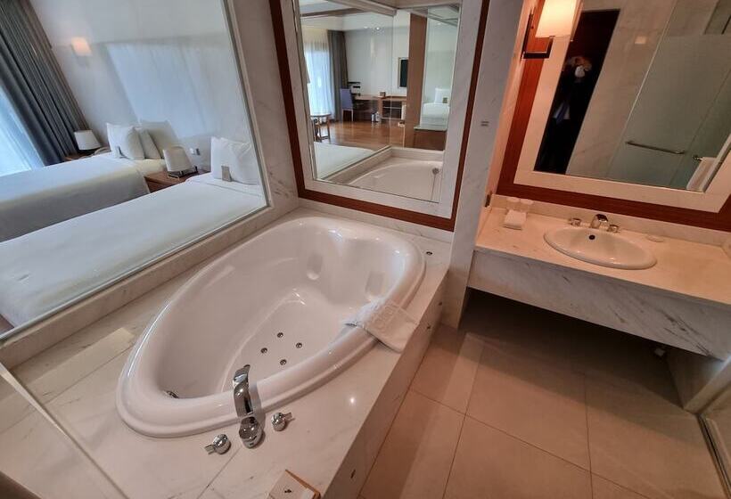 סוויטה משפחתית, Pinegrove