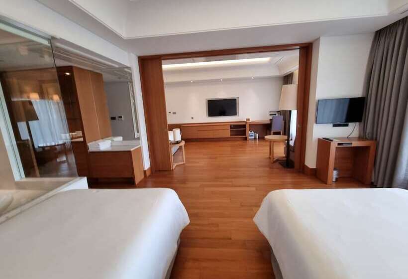 סוויטה משפחתית, Pinegrove