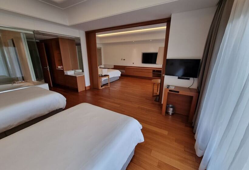 סוויטה משפחתית, Pinegrove