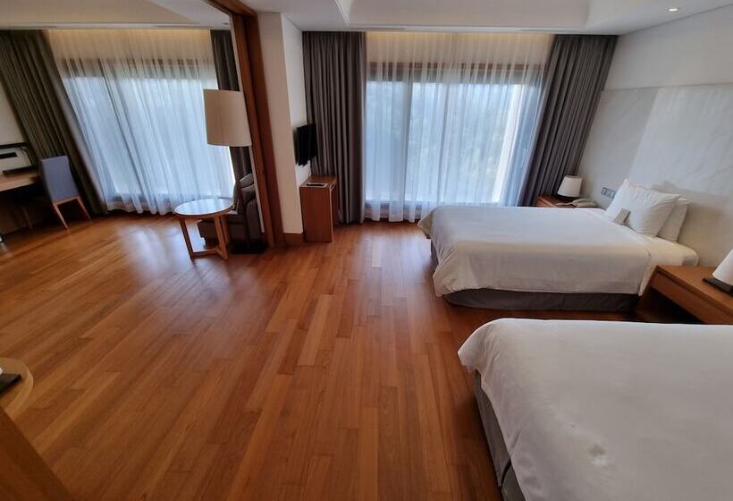 סוויטה משפחתית, Pinegrove