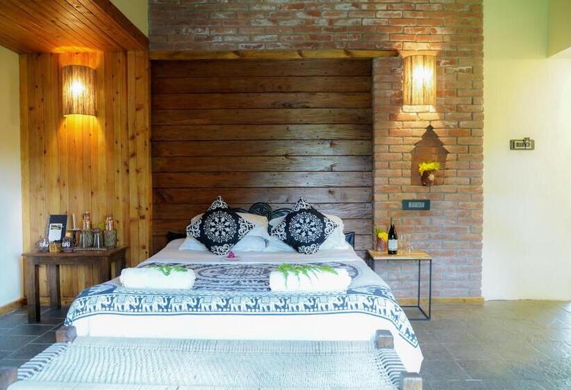 اتاق لوکس با بالکن, Sapana Village Lodge