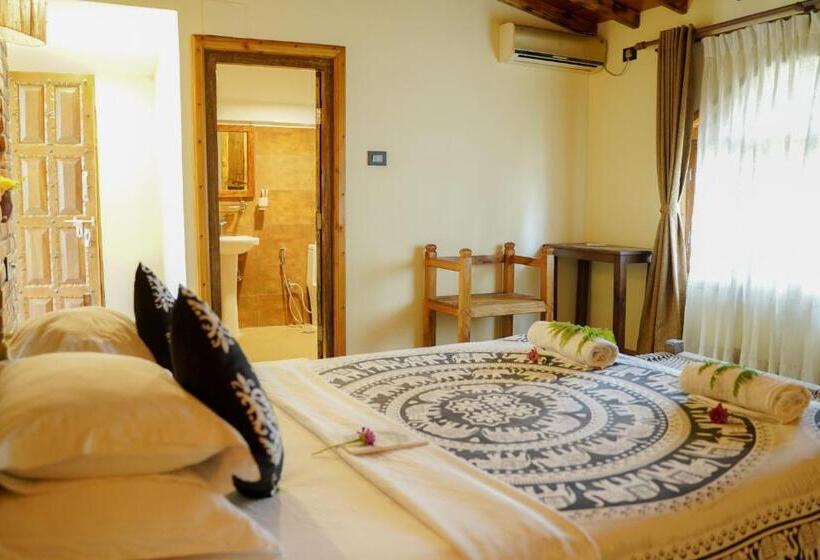 اتاق لوکس با بالکن, Sapana Village Lodge