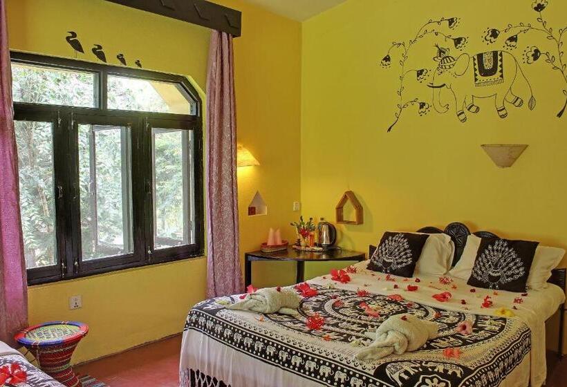 اتاق لوکس سه تخته, Sapana Village Lodge