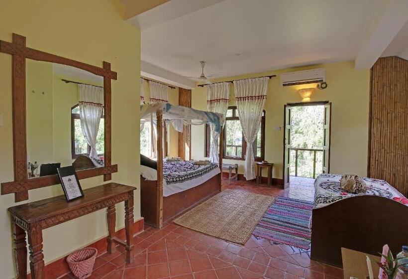 اتاق لوکس سه تخته, Sapana Village Lodge