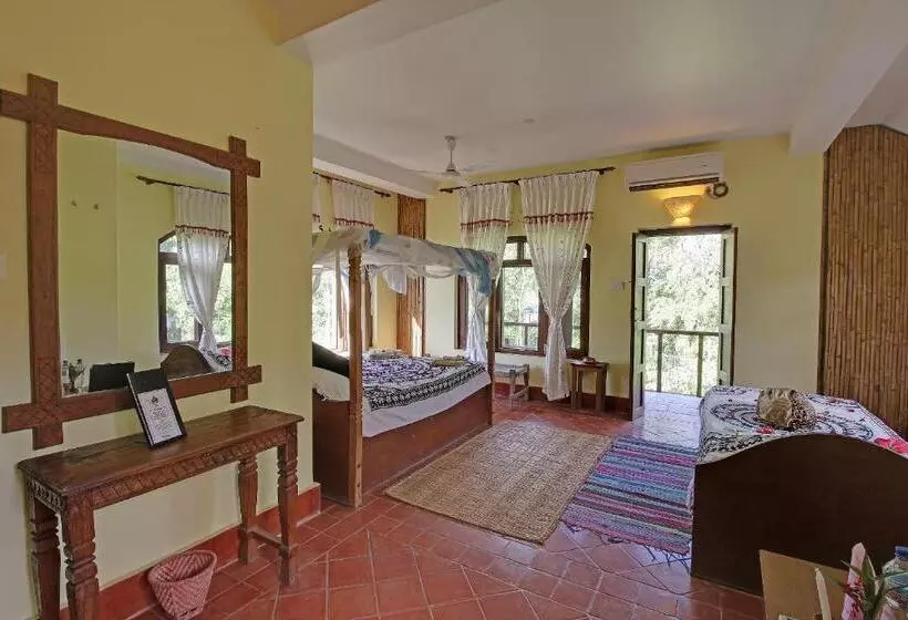 اتاق لوکس سه تخته, Sapana Village Lodge