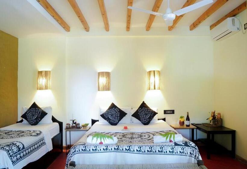 اتاق لوکس سه تخته, Sapana Village Lodge