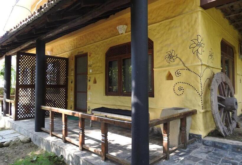 اتاق لوکس سه تخته, Sapana Village Lodge