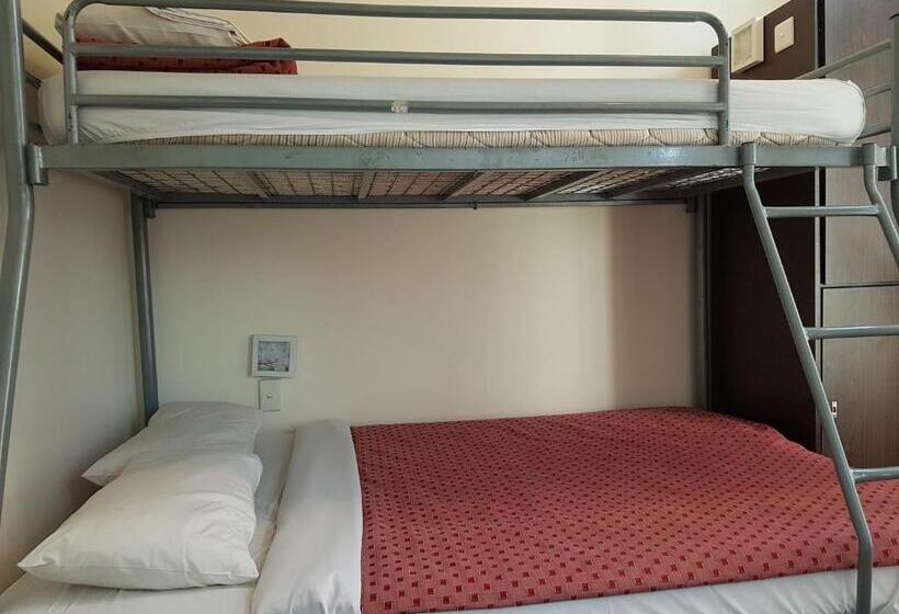 اتاق استاندارد با سرویس بهداشتی مشترک, 790 On George Backpackers