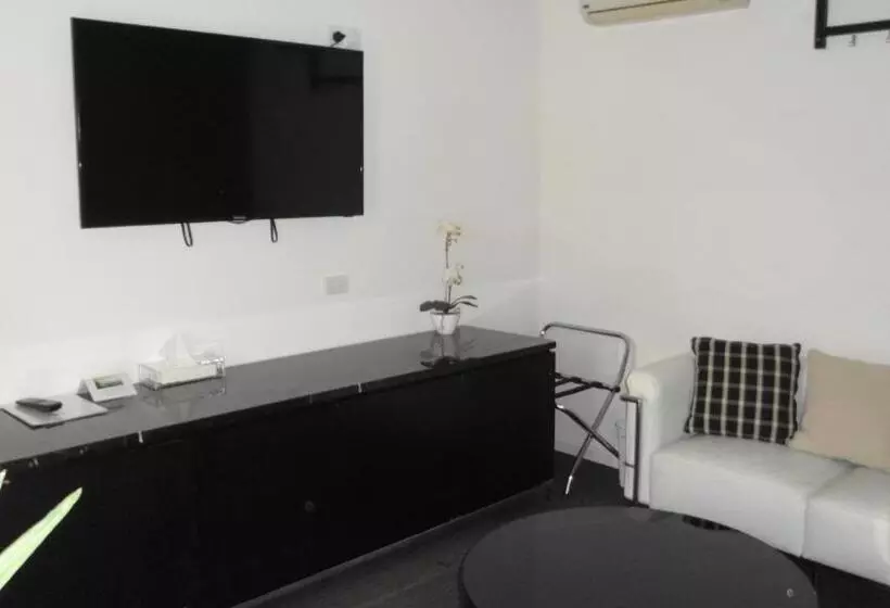 سوییت خانوادگی, Altair Motel