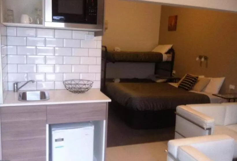 استودیو خانوادگی, Altair Motel