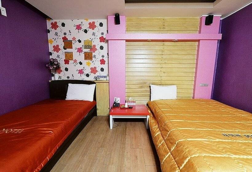 غرفة قياسية, Cyber Motel