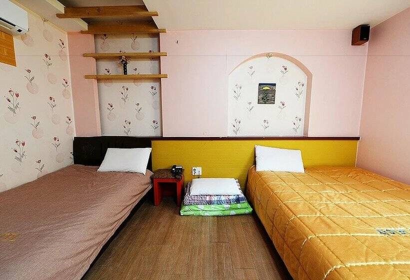 غرفة قياسية, Cyber Motel