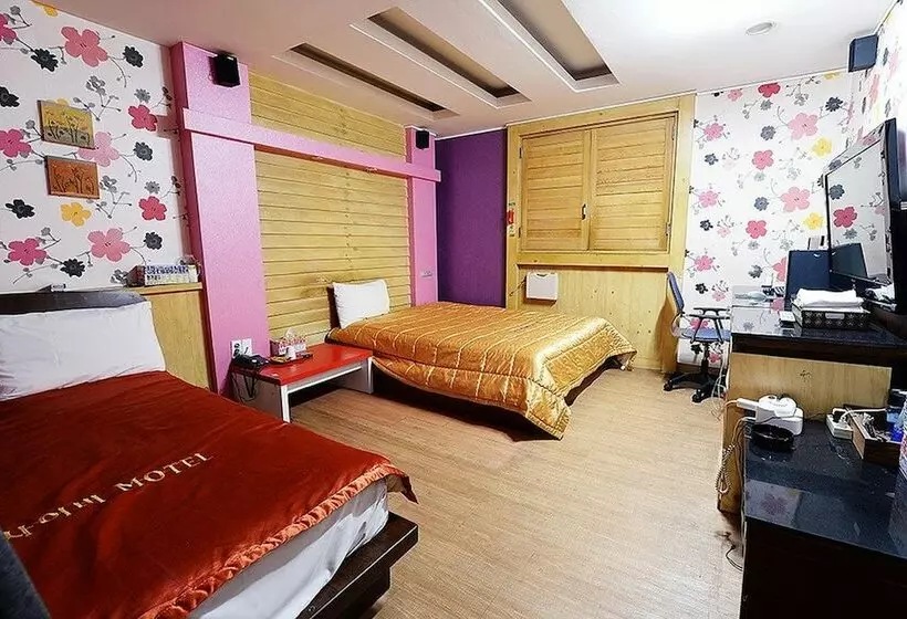 スタンダードルーム, Cyber Motel