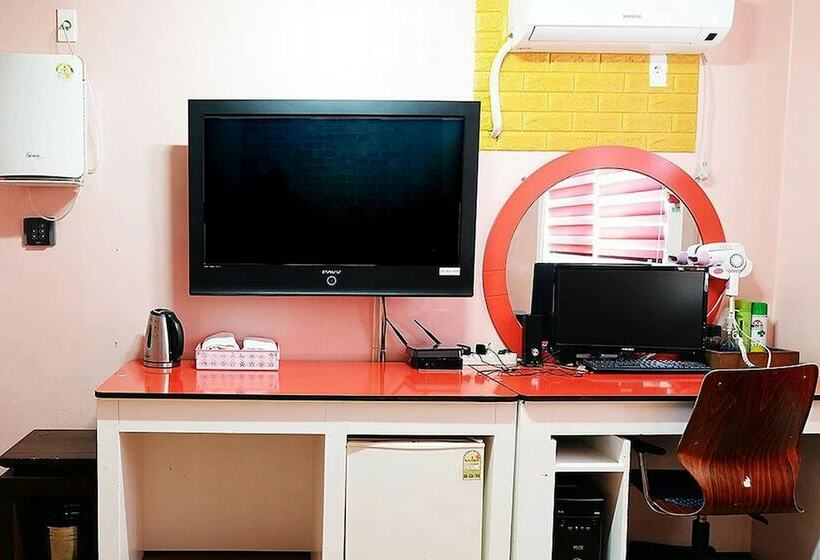 غرفة قياسية, Cyber Motel