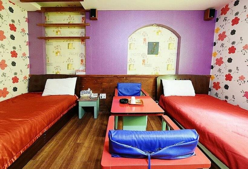 غرفة قياسية, Cyber Motel