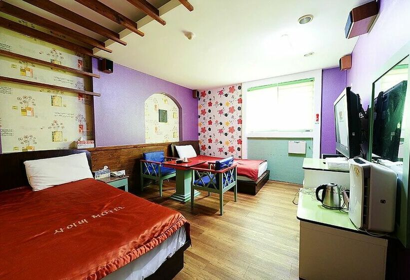 غرفة قياسية, Cyber Motel