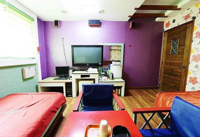 غرفة قياسية, Cyber Motel