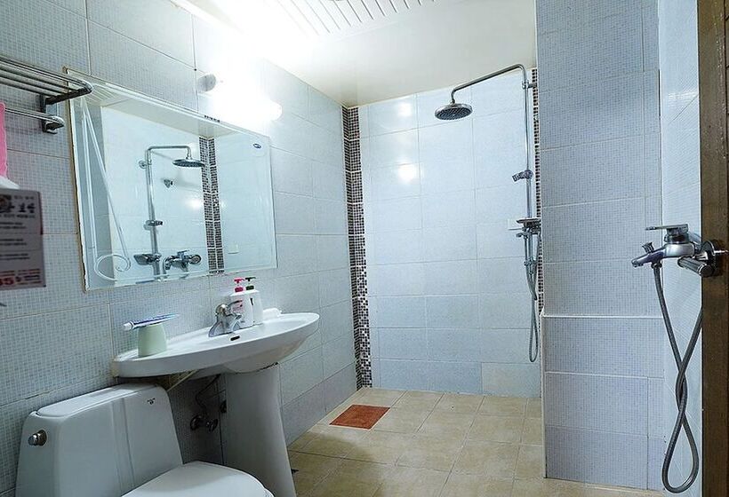 غرفة قياسية, Cyber Motel