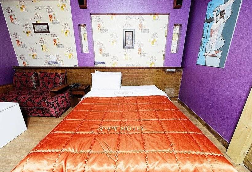 غرفة قياسية, Cyber Motel