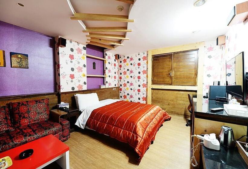 غرفة قياسية, Cyber Motel