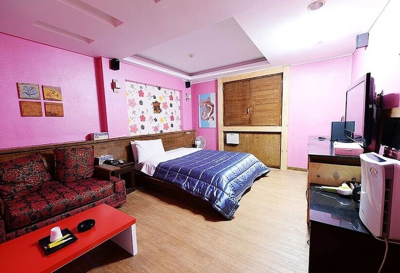 غرفة قياسية, Cyber Motel