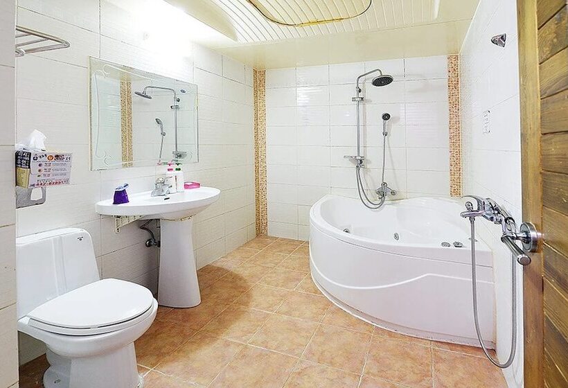 غرفة قياسية ثلاثية, Cyber Motel