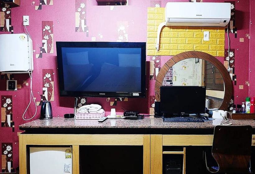 غرفة قياسية ثلاثية, Cyber Motel