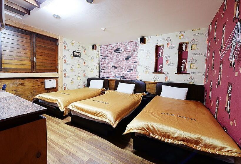 غرفة قياسية ثلاثية, Cyber Motel