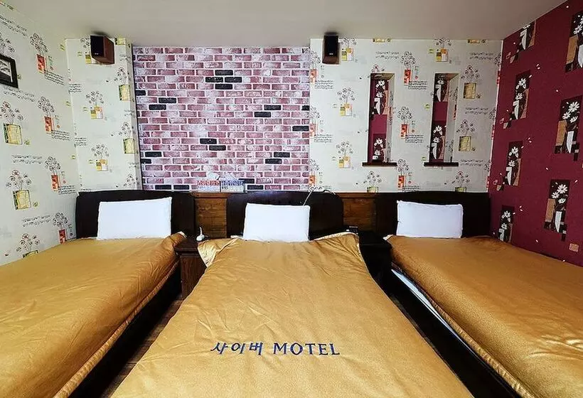 スタンダードトリプルルーム, Cyber Motel