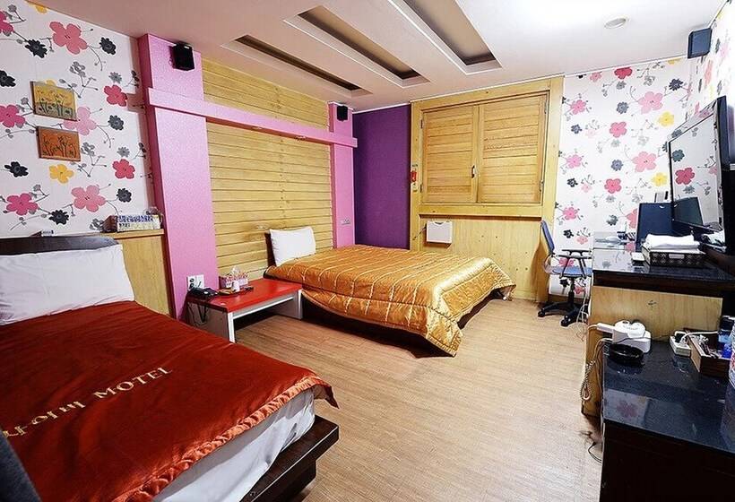 غرفة قياسية, Cyber Motel