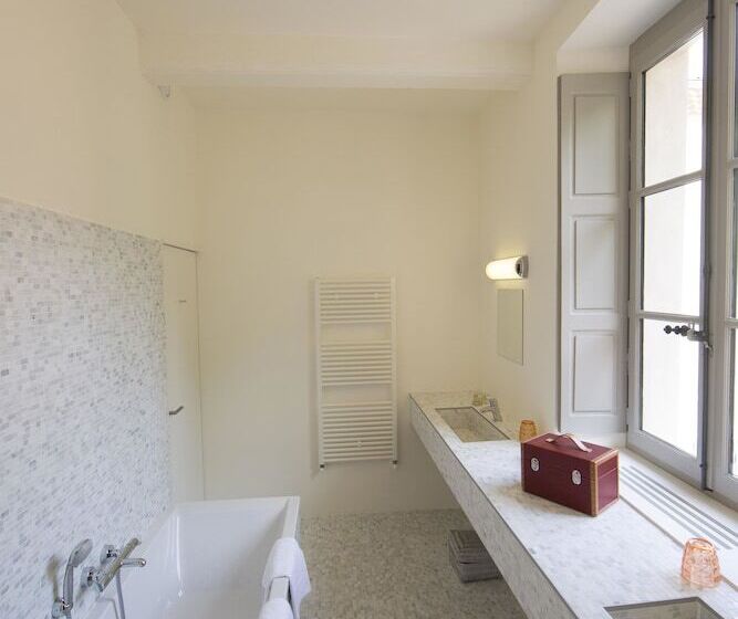 带露台的套间, Hôtel De La Villeon