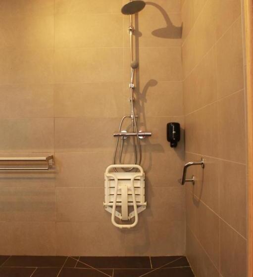 غرفة قياسية لذوى الاحتياجات الخاصة, L'escale