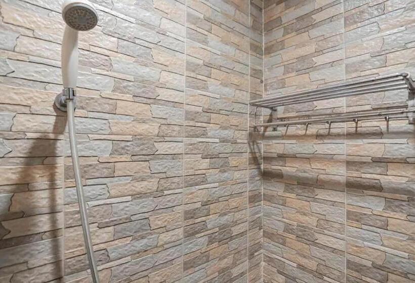 Quarto Estandar, Reddoorz At Arwiga