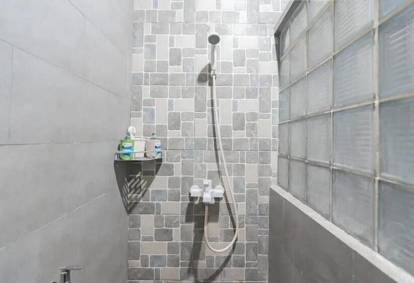 Suíte, Reddoorz At Arwiga