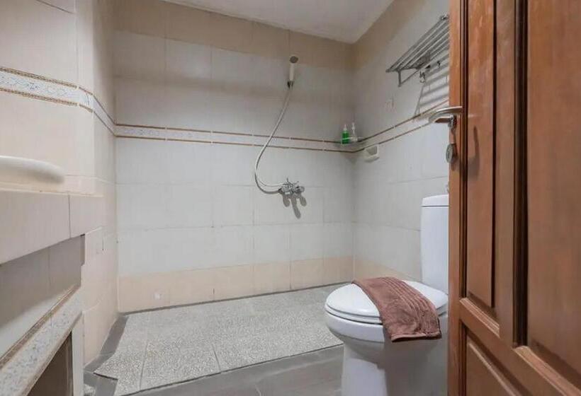 Quarto Deluxe, Reddoorz At Arwiga