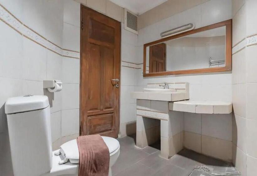 Quarto Deluxe, Reddoorz At Arwiga