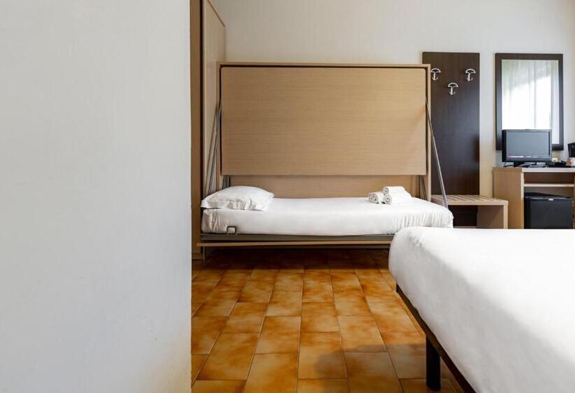 标准三人间, Catignano Hotel Ristorante