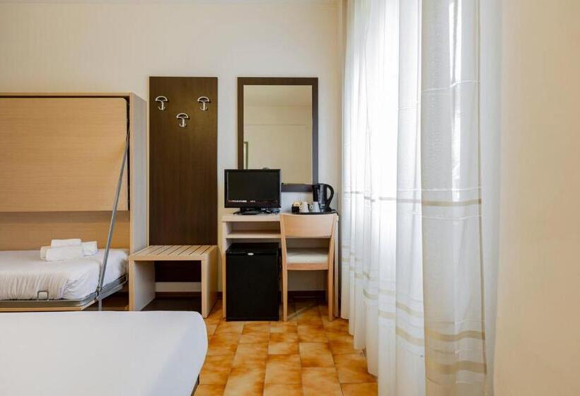 标准三人间, Catignano Hotel Ristorante