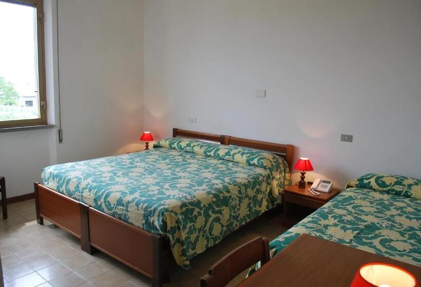 غرفة قياسية ثلاثية, Albergo Smeraldo