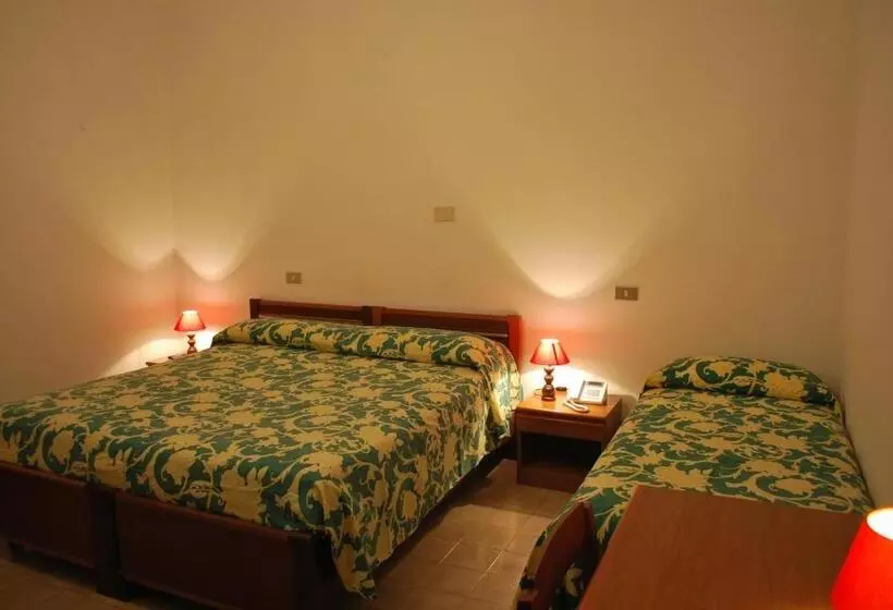 Standard Kolmen Hengen Huone, Albergo Smeraldo