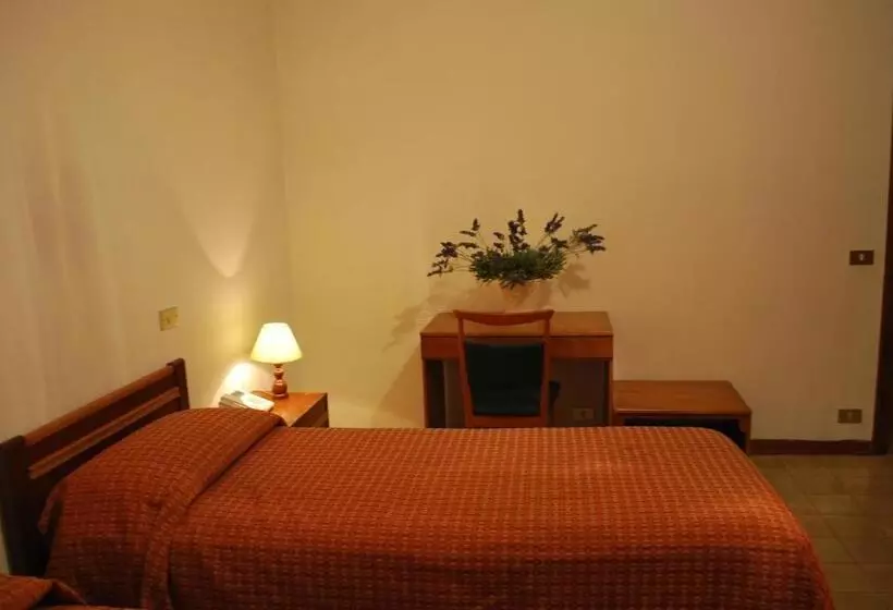 Standard Yhden Hengen Huone Jaettu Kylpyhuone, Albergo Smeraldo