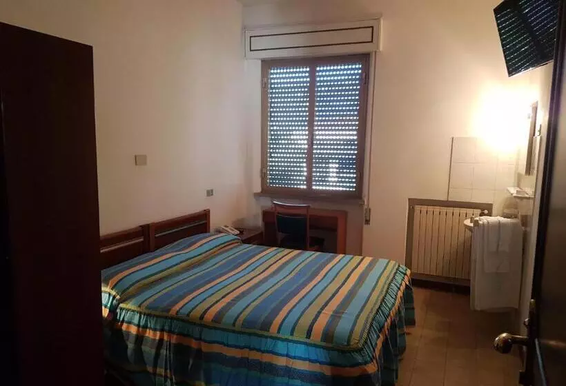 Standard Yhden Hengen Huone Jaettu Kylpyhuone, Albergo Smeraldo