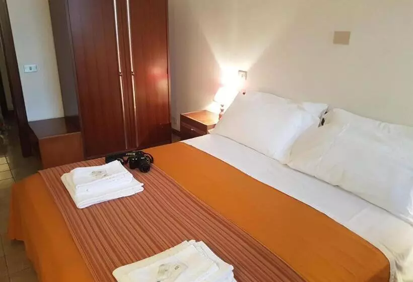 Standard Yhden Hengen Huone Jaettu Kylpyhuone, Albergo Smeraldo