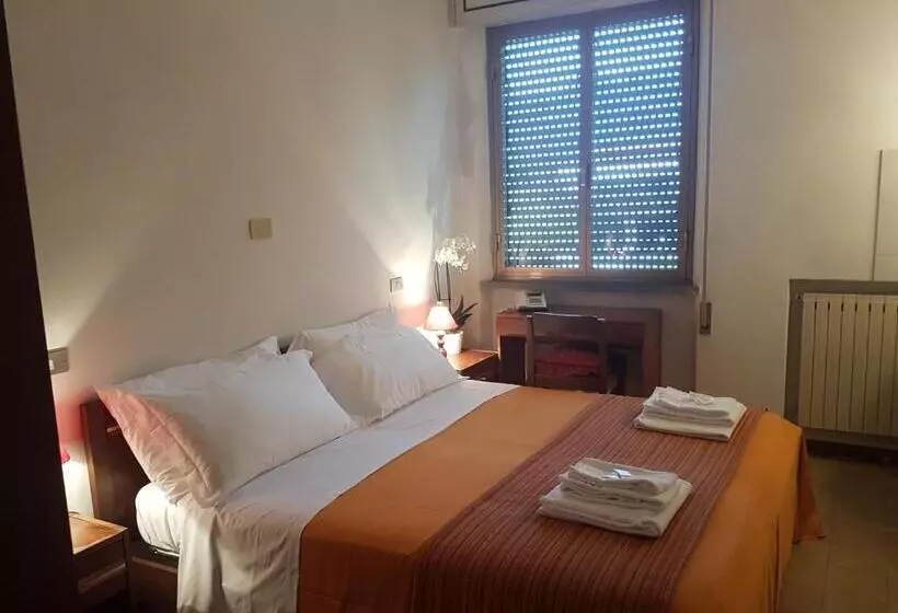 Standard Yhden Hengen Huone Jaettu Kylpyhuone, Albergo Smeraldo