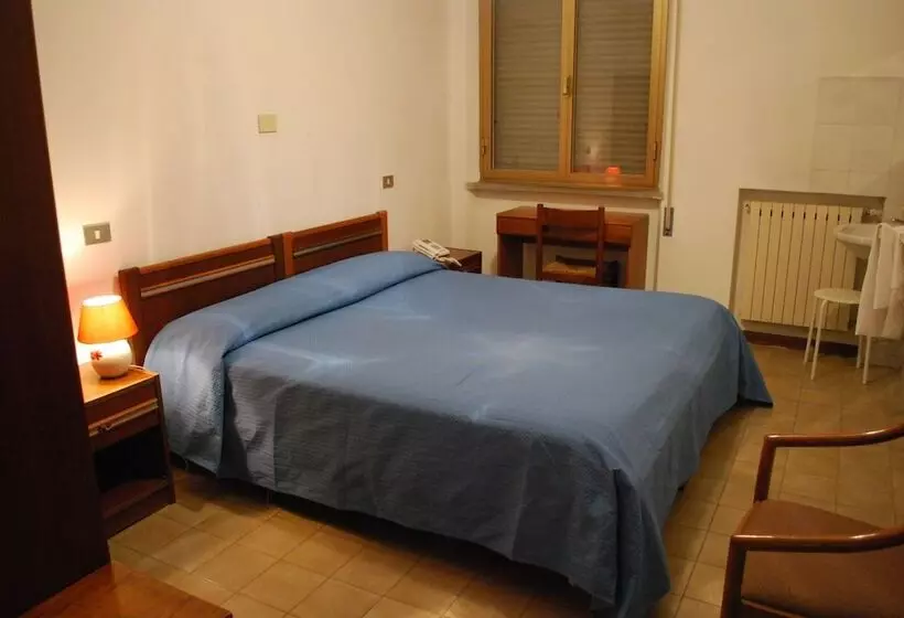 Standard Yhden Hengen Huone Jaettu Kylpyhuone, Albergo Smeraldo