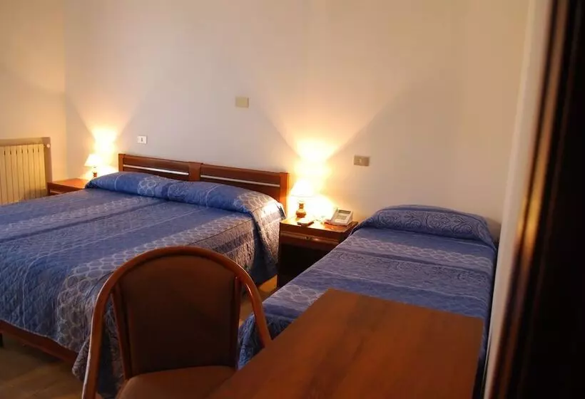 Standard Kolmen Hengen Huone, Albergo Smeraldo